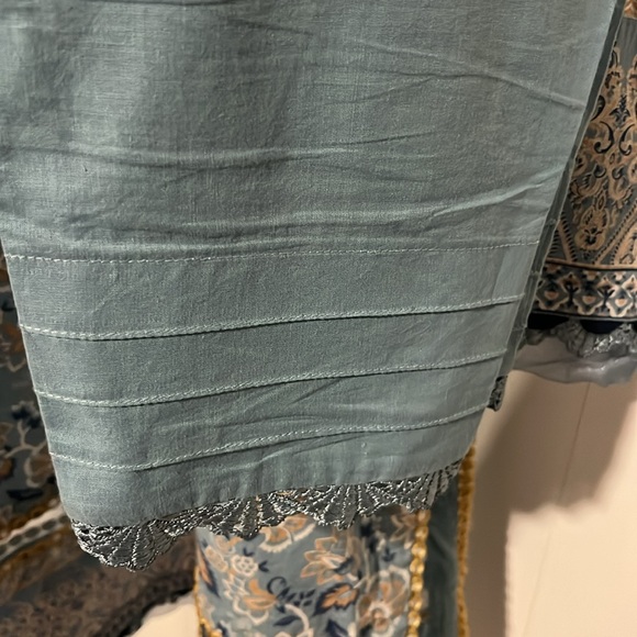 Gently used Asim Jofa size smalll to medium beautiful elegant piece. Party wear - Picture 9 of 17